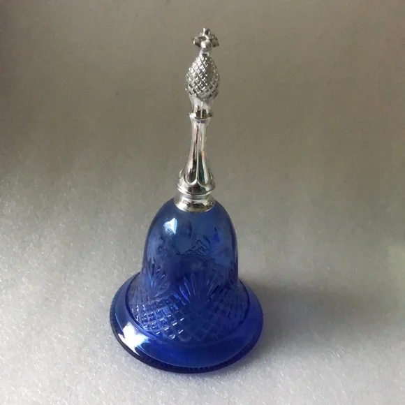 Vintage 1976 Avon blue bell perfume bottle - Picture 3 of 8
